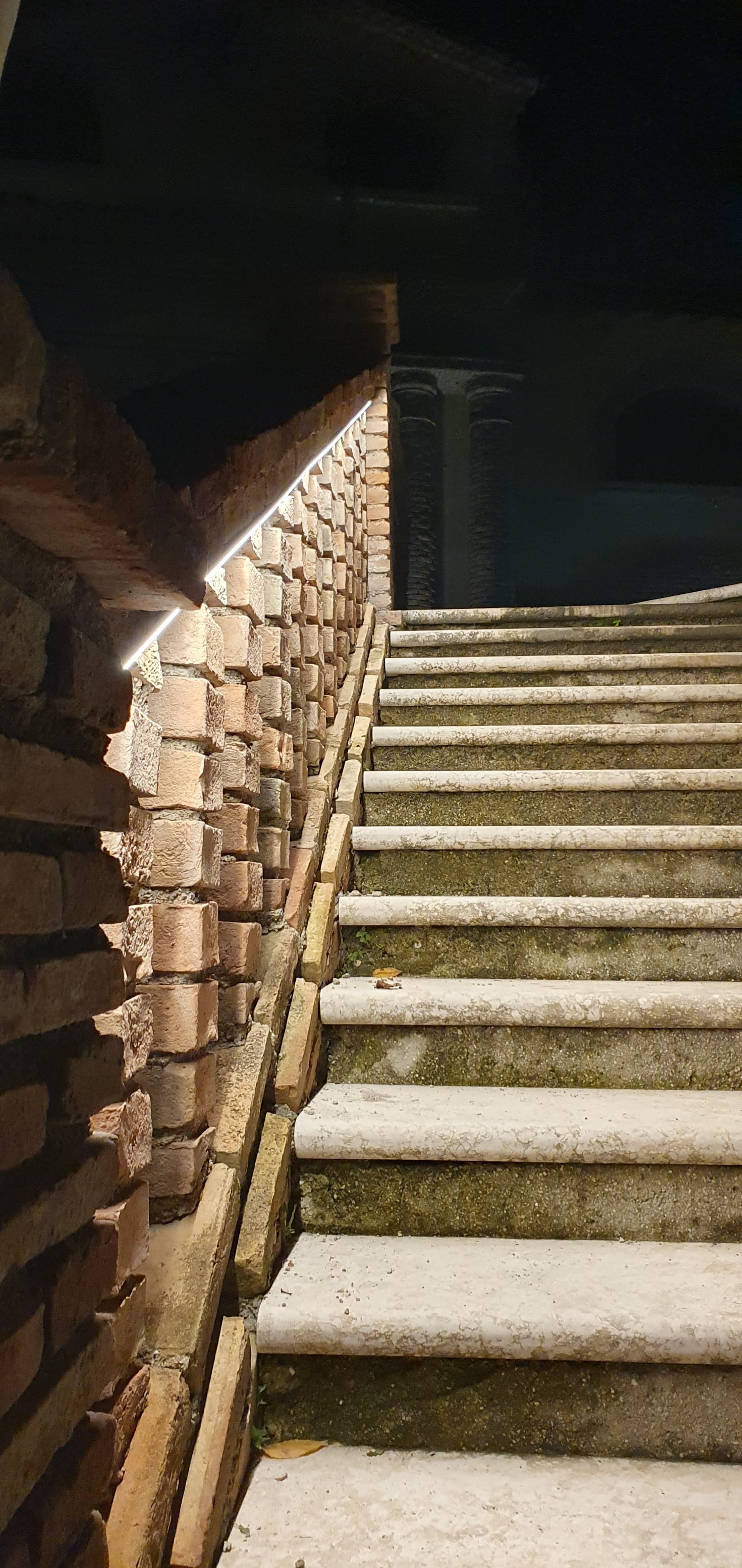 Vista frontale della scalinata di una villa illuminata di notte