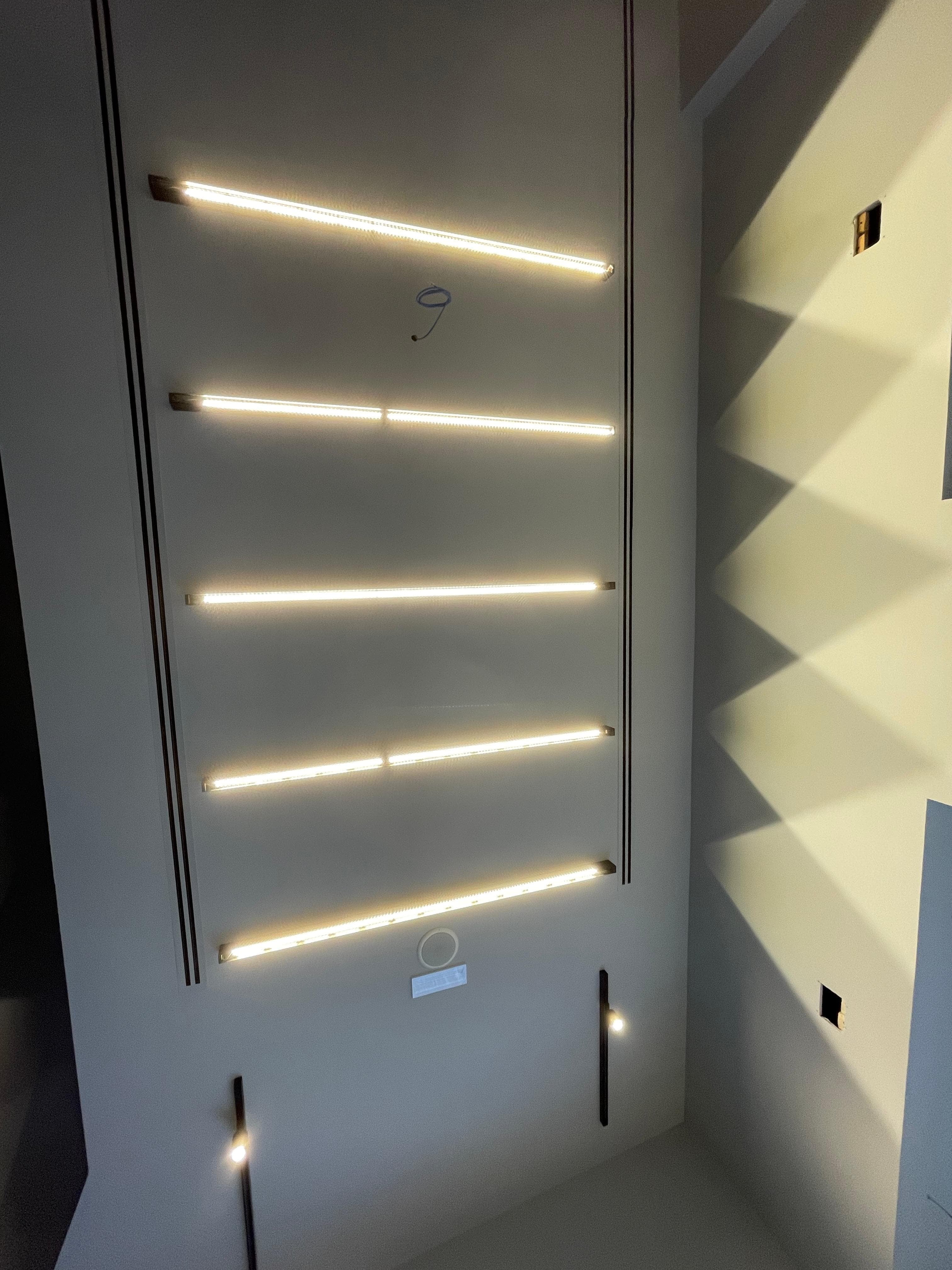 Dettaglio delle strisce LED orizzontali installate sulla parete espositiva del negozio